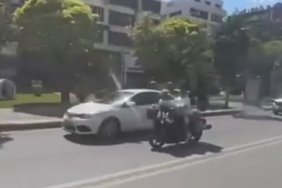 Motosiklete ters oturarak yaptıkları kasksız yolculuk ’pes’ dedirtti