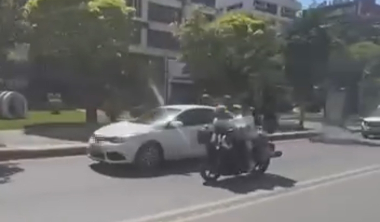 Eskişehir’de motosiklete ters oturan 3 gencin kasksız yolculuğu