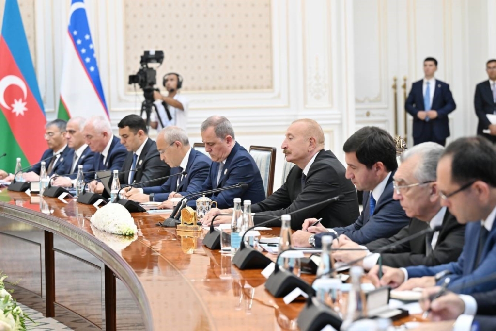 Azerbaycan Cumhurbaşkanı Aliyev, Özbekistan Devlet Başkanı Mirziyoyev ile bir araya geldi