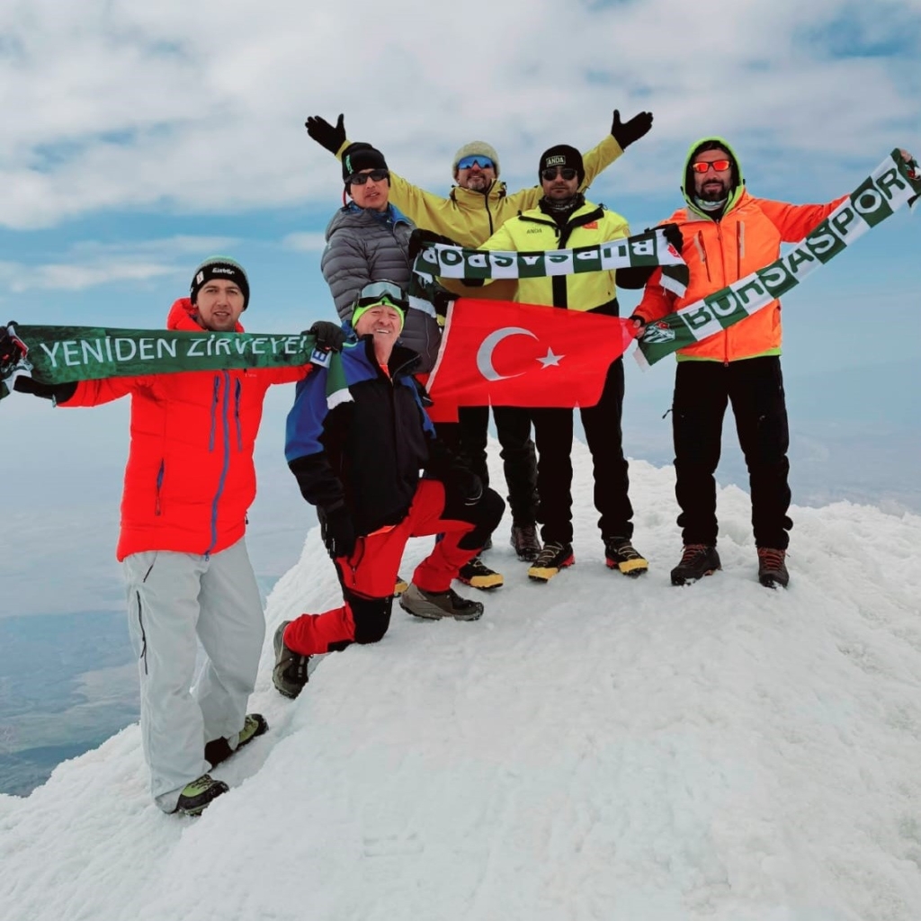Bursalı dağcılardan Ağrı Dağı zirvesinde Bursaspor mesajı