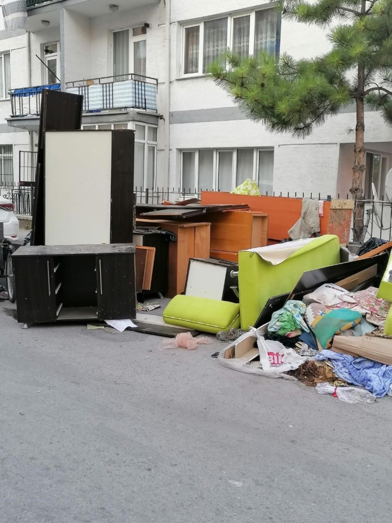 Yol kenarına bırakılan mobilyalar ve atıkların önüne geçilemiyor