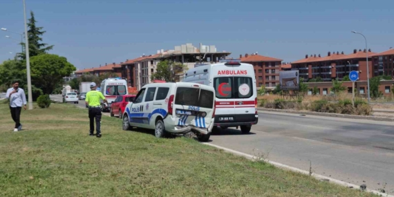 Kaza yerindeki polis aracına otomobil çarptı: 1’i polis 1’i bekçi toplam 6 yaralı