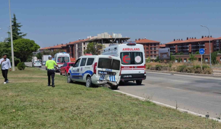 Kaza yerindeki polis aracına otomobil çarptı: 1’i polis, 1’i bekçi 6 yaralı