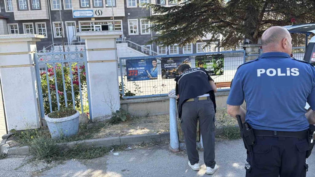 Sokak ortasındaki kavga sonrasında okulun önündeki çöp kutusunda tabanca çıktı