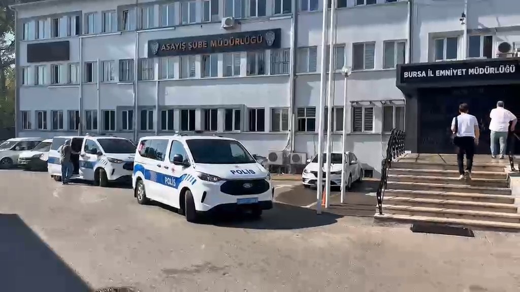 Vatandaşlara zorla hesap açtırıp kara para aklayan şahıslara baskın