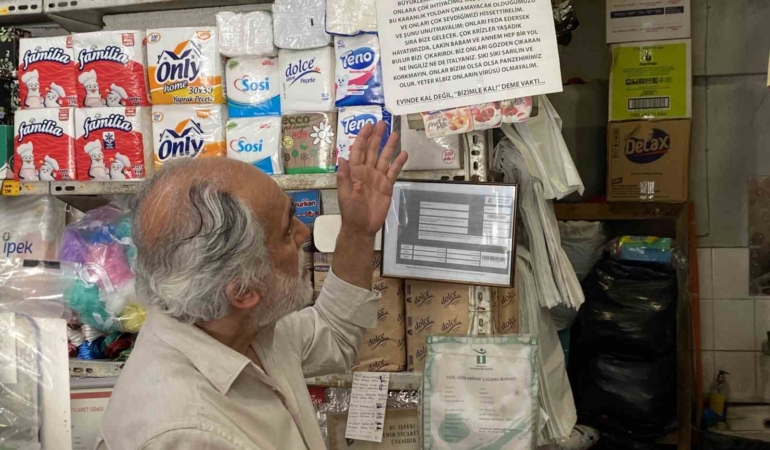 Pandemi bitti, Ali Karasoy’un dükkânındaki uyarı yazısı hatıra kaldı