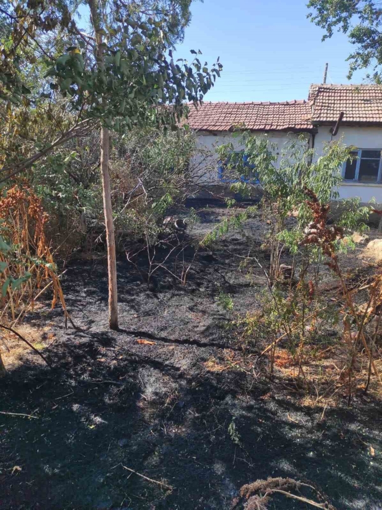 Eskişehir’de müstakil evin bahçesinden ahırı sıçrayan yangın büyümeden söndürüldü