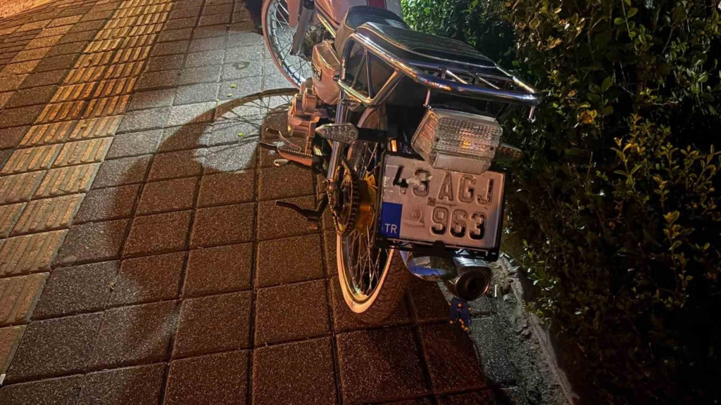 Direksiyon hakimiyetini kaybeden motosiklet sürücüsü hastanelik oldu