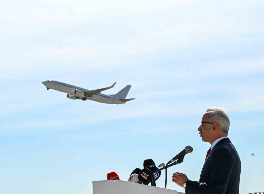 Bakan Uraloğlu: "Temmuz ayında havalimanlarımızda direkt transit yolcular ile birlikte toplam 26 milyon 797 bin 638 yolcuya hizmet verildi"