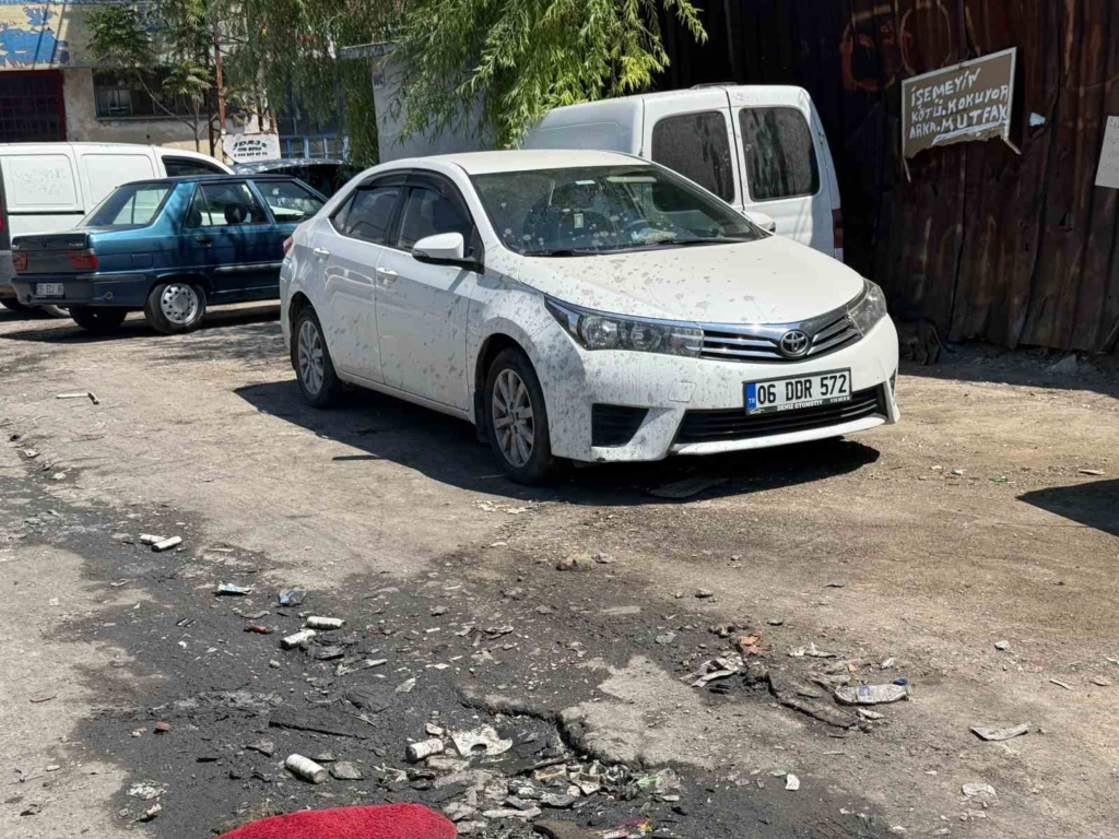 Sokaktaki derin çöküntü ve içine dolan atıklar