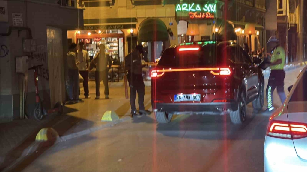Eskişehir’de polisten araç gürültüsünün yoğun olduğu sokakta kapsamlı denetim