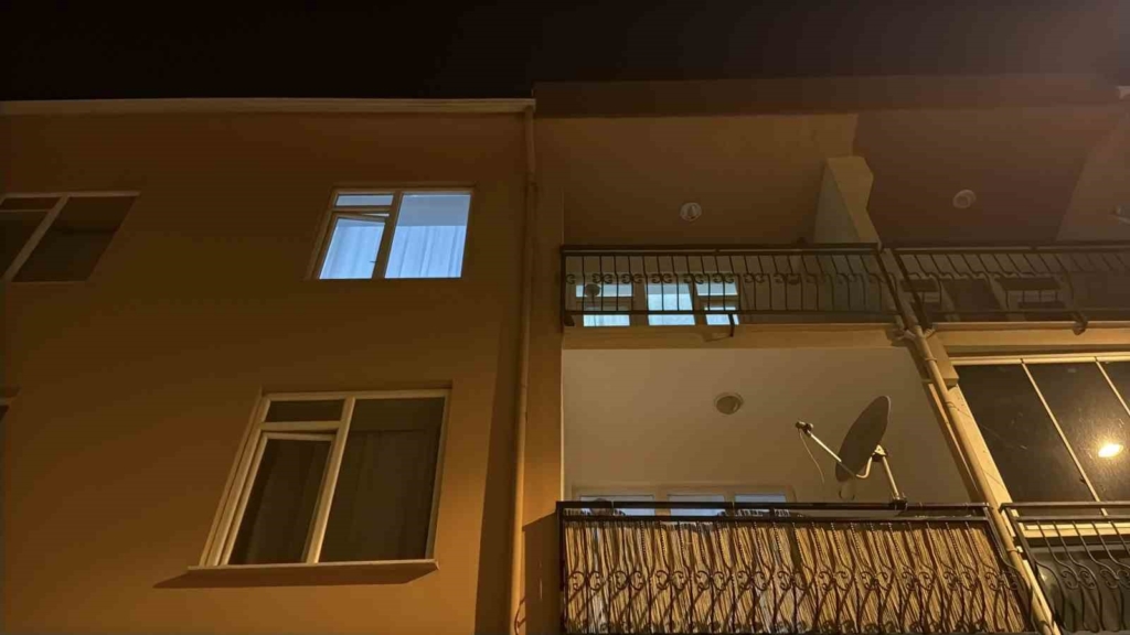 Daire kapısını kıran kasklı 3 şüpheli uyuşturucu dolu 3 koliyi kaçırdı