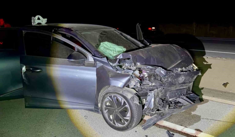 Afyonkarahisar’da otomobille hafif ticari araç çarpıştı: 4’ü çocuk 8 yaralı