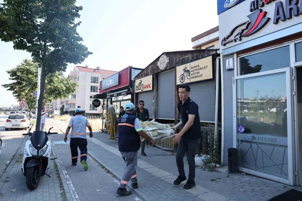 Nilüfer’de kaldırımlar temizlendi
