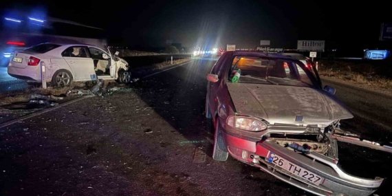Eskişehir-Ankara yolunda iki otomobil çarpıştı: 5 yaralı