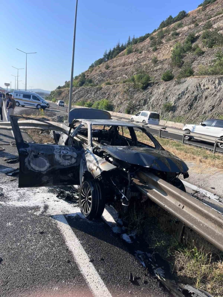 Bilecik’te otomobil bariyere çarpıp alev aldı: 3 astsubay yaralandı