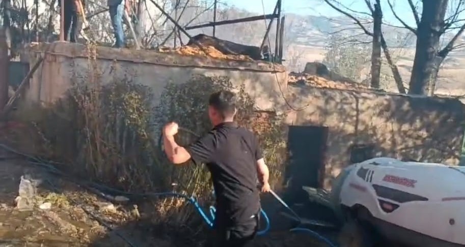 Malatya’da korkutan yangın: 2 ahır ile bir evin çatısı yandı