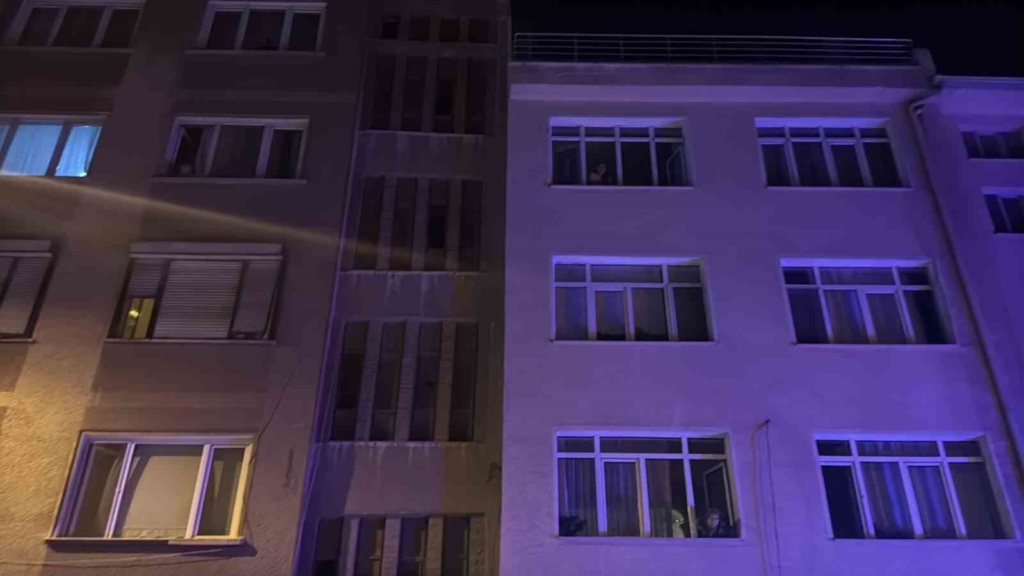 Çatıdan çatıya dolaştı, polisi saatlerce uğraştırdı