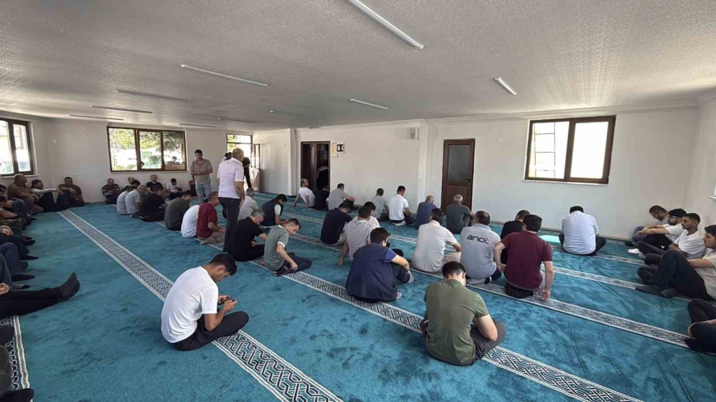 Yıldırım düşmesi sonucu ağır hasar alan cami el birliği için onarıldı, ibadete açıldı