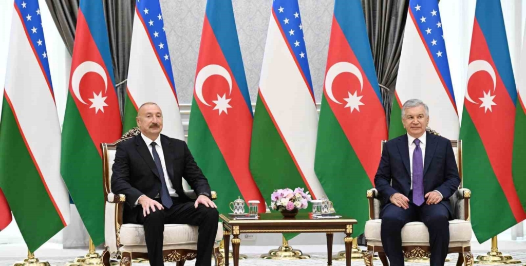 Azerbaycan Cumhurbaşkanı Aliyev, Özbekistan Devlet Başkanı Mirziyoyev ile bir araya geldi