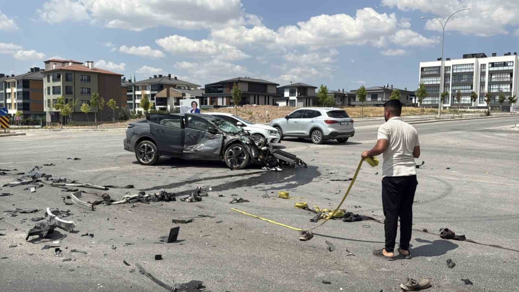 Eskişehir’de otomobil tuğla yüklü tırla çarpıştı: 1 yaralı