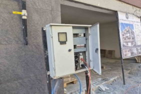Eskişehir’de kapağı açık bırakılan elektrik panosu korkutuyor
