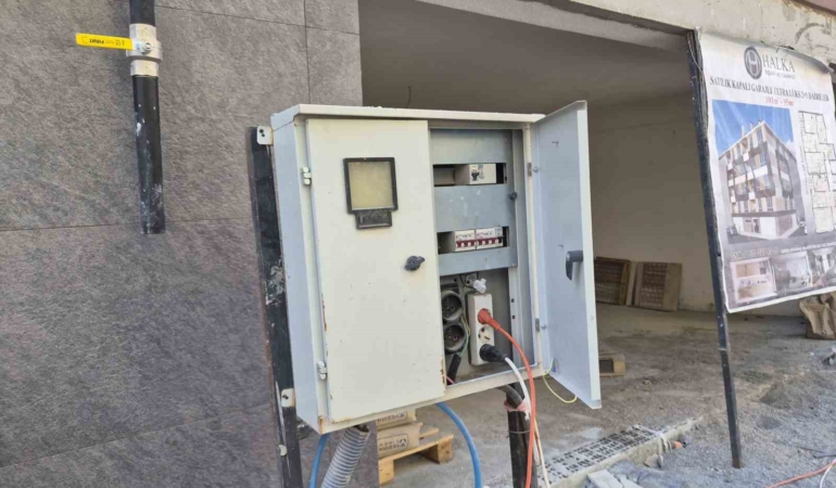 Eskişehir’de kapağı açık bırakılan elektrik panosu tehlike saçıyor