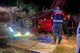 İnegöl’de otomobil şarampole yuvarlandı: 3 yaralı