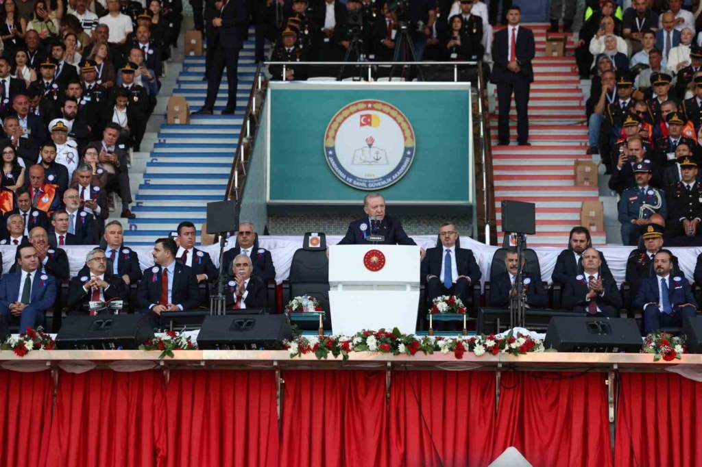 Cumhurbaşkanı Erdoğan: "Birileri 30 yıl öncesinin kodları içinde gelişmeleri ele almaya çalışırken, biz yeni sistemin kutup başlarından biri olmak için ne gerekiyorsa onu yapıyoruz"