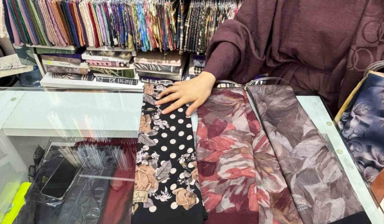 Yaz sıcaklarında şal ve eşarp seçiminde ince kumaşlar, açık tonlar öne çıkıyor