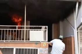 4 katlı evin giriş katında çıkan yangına ilk müdahaleyi vatandaşlar yaptı