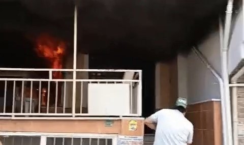 4 katlı evin giriş katında çıkan yangına ilk müdahaleyi vatandaşlar yaptı