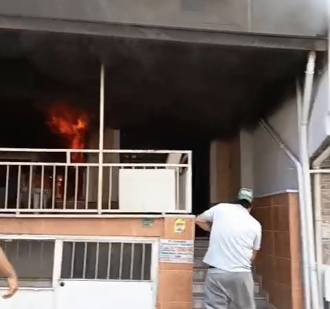Bursa’da 4 katlı evin giriş katındaki yangına vatandaş müdahalesi