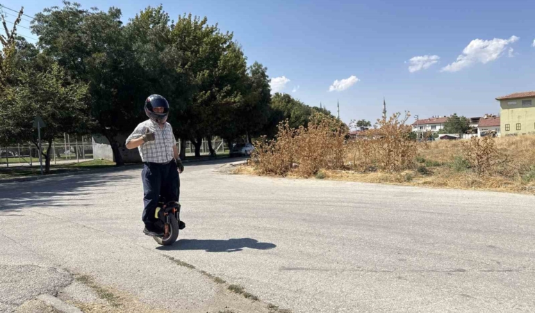 ’Tek teker’ üzerinde 4 bin kilometre gezen 60’lık delikanlıyı görenler şaşırıyor