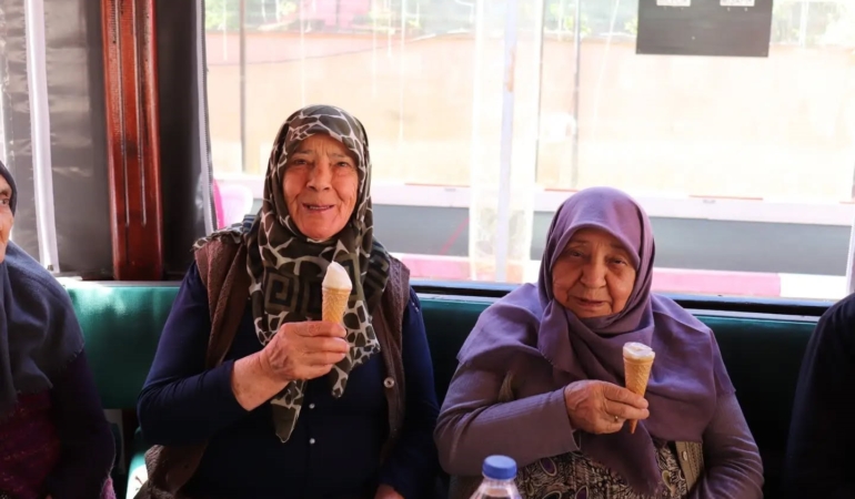 Bilecik Huzurevi sakinlerine dondurma ikramı
