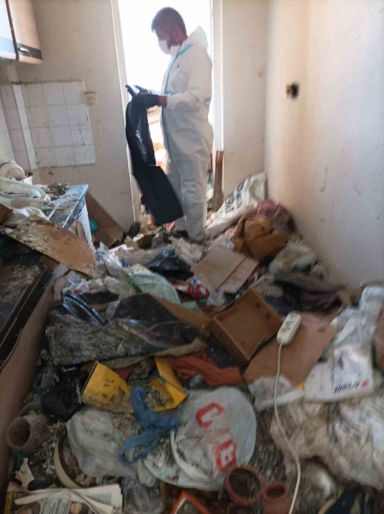 Balkan Mahallesi’nde evden 28 ton çöp çıkarıldı