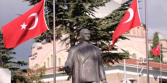Başkan Ünlüce: "Kahramanlıkla kazanılan, gururla kutlanan zaferin 104. yılı kutlu olsun"