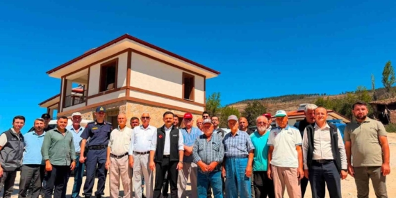 Kaymakam Titiz yangın bölgesinde yapımı süren konutları inceledi