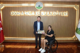 Osmangazi’nin başarılı pilotu kupayı başkan Aydın’la paylaştı