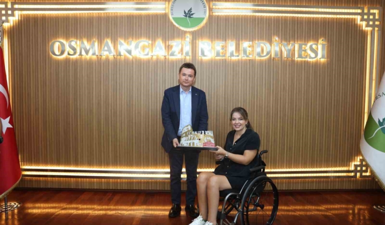 Kübra Denizci Keskin, Roma kupasını Başkan Erkan Aydın’la paylaştı