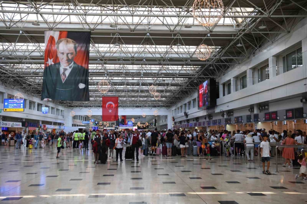 Bakan Uraloğlu: "Temmuz ayında havalimanlarımızda direkt transit yolcular ile birlikte toplam 26 milyon 797 bin 638 yolcuya hizmet verildi"