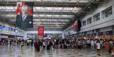 Bakan Uraloğlu: "Temmuz ayında havalimanlarımızda direkt transit yolcular ile birlikte toplam 26 milyon 797 bin 638 yolcuya hizmet verildi"