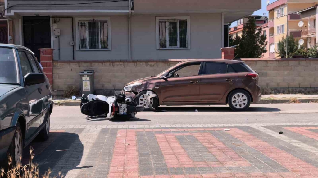 Otomobil motosikletle çarpıştı: 2’si çocuk 3 yaralı