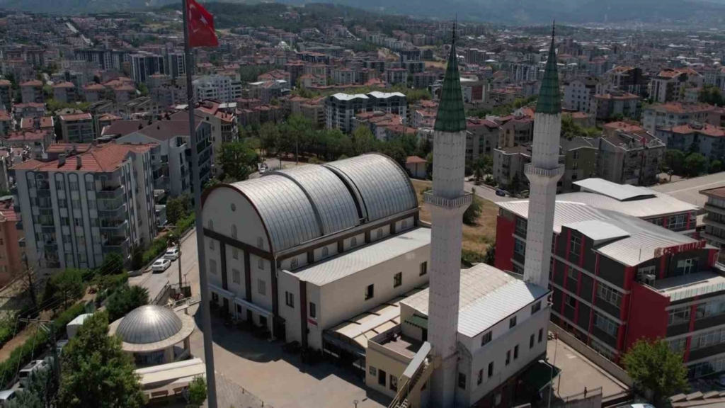 Bursa’daki ’Sunrooflu Cami’ mimarisiyle dikkat çekiyor