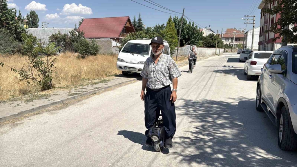 ’Tek teker’ üzerinde 4 bin kilometre gezen 60’lık delikanlıyı görenler şaşırıyor