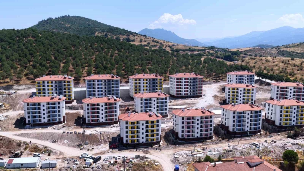 Bakan Kurum: "Bir yıl önce depremin yaralarını sarmak için seferber olduğumuz Sındırgı’da, bugün yeni yuvalarımız yükseliyor"