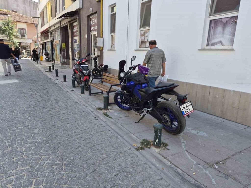 Kaldırımlar otoparka döndü