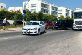 Lüks ciple otomobil çarpıştı, kaza maddi hasarla atlatıldı