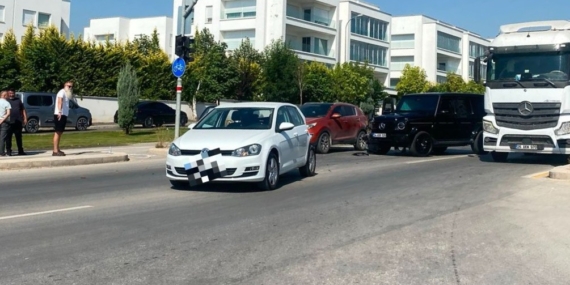 Lüks ciple otomobil çarpıştı, kaza maddi hasarla atlatıldı