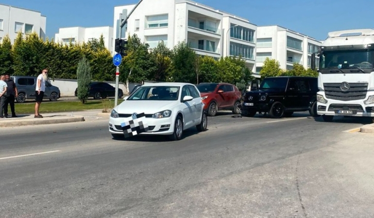 Eskişehir’de lüks ciple otomobil çarpıştı: Maddi hasar oluştu